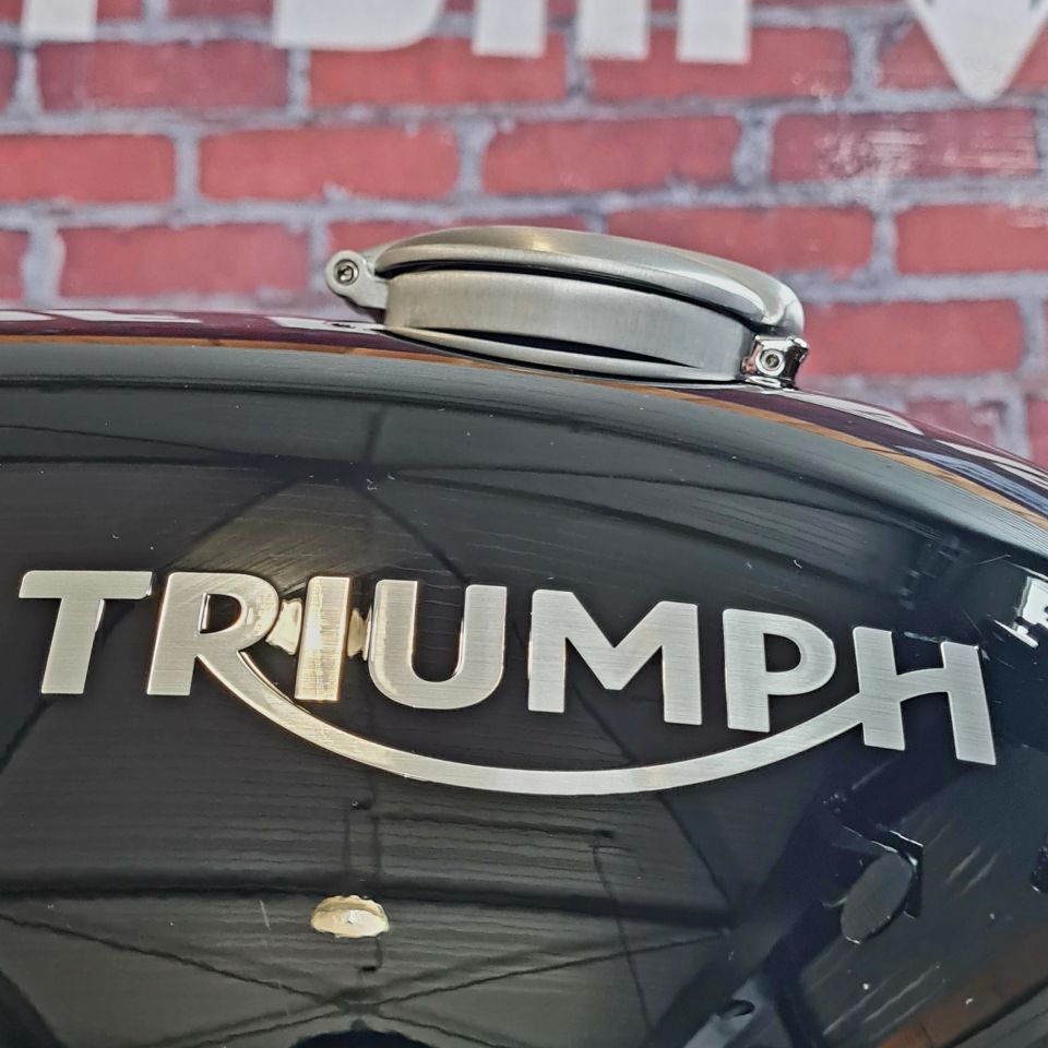 TRIUMPH THRUXTON 1200 RS 4