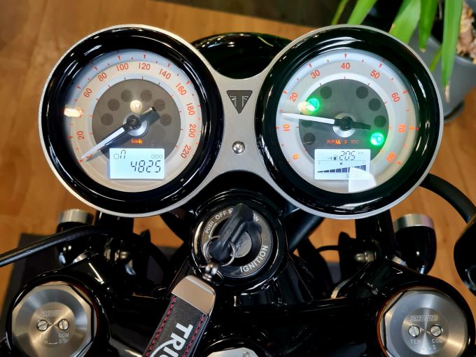 TRIUMPH THRUXTON 1200 RS 4