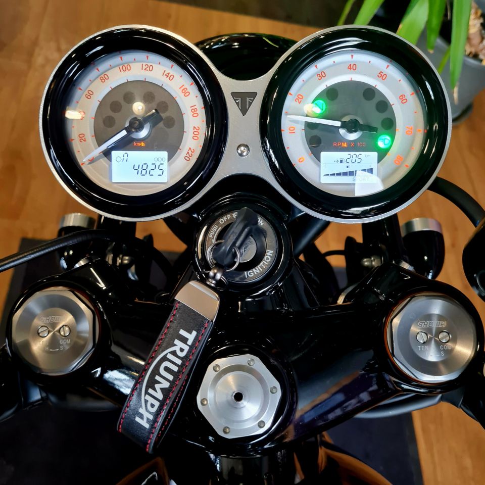 TRIUMPH THRUXTON 1200 RS 4