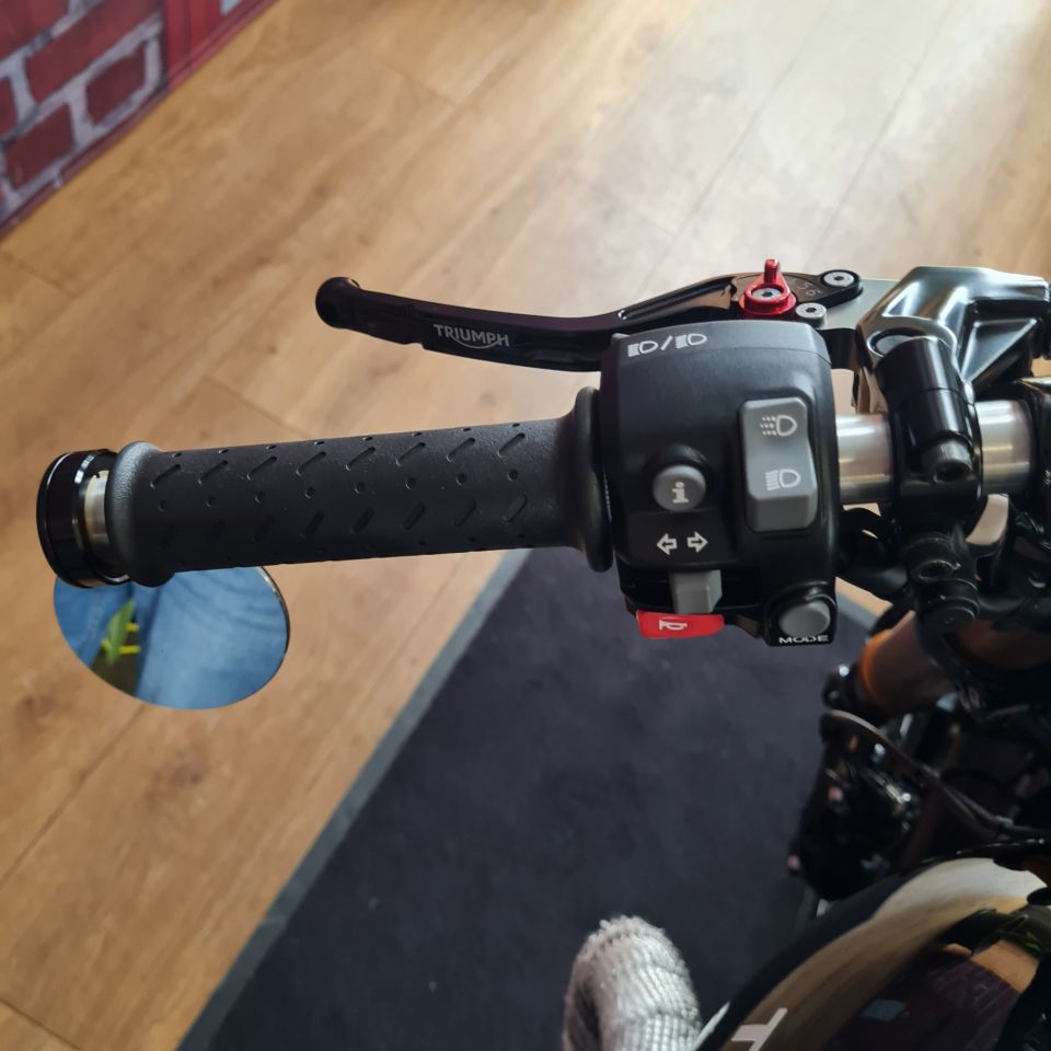 TRIUMPH THRUXTON 1200 RS 4