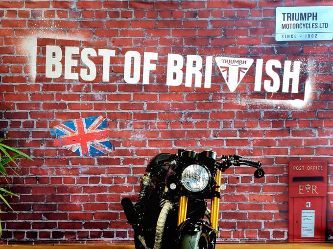 TRIUMPH THRUXTON 1200 RS 4