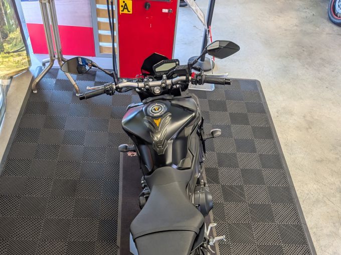 YAMAHA MT-09 4