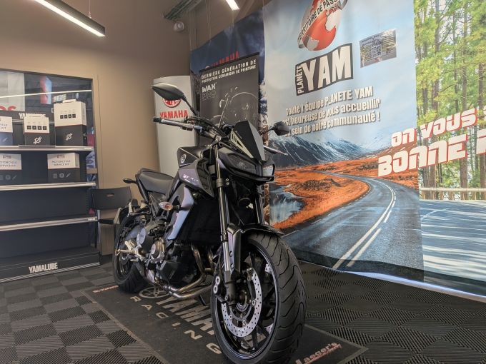 YAMAHA MT-09 4