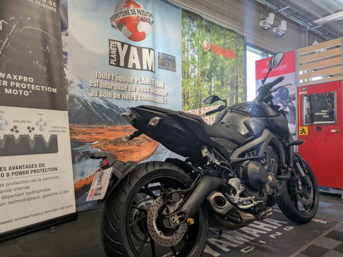 YAMAHA MT-09 4