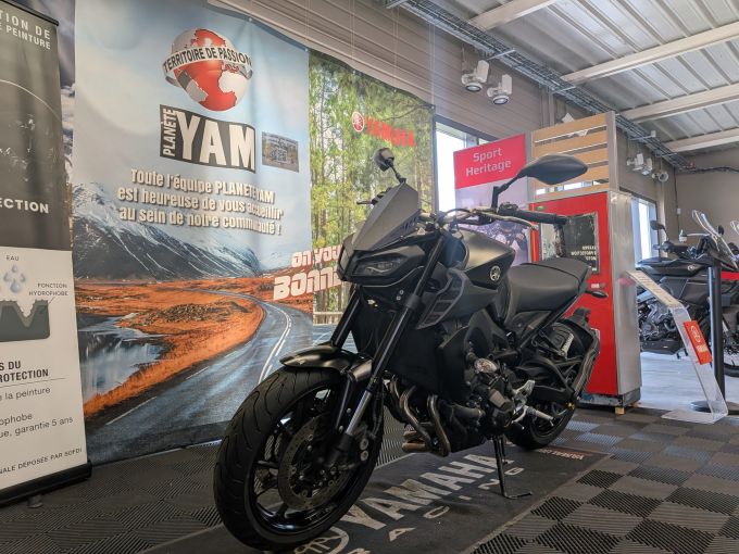 YAMAHA MT-09 4