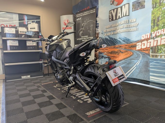 YAMAHA MT-09 4