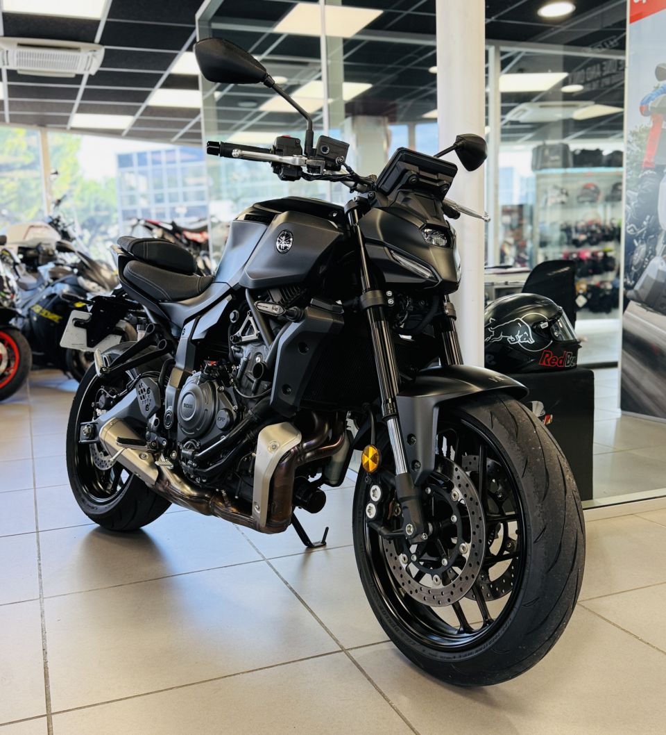 YAMAHA MT-07 4