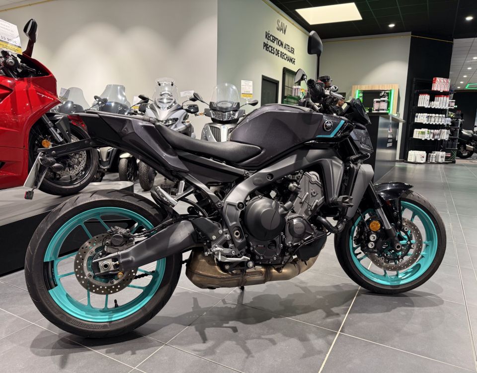 YAMAHA MT-09 4