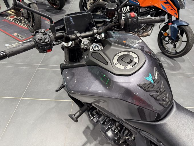 YAMAHA MT-09 4
