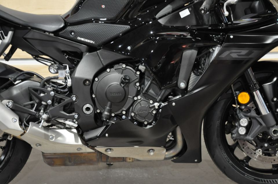 YAMAHA YZF 1000 R1 4