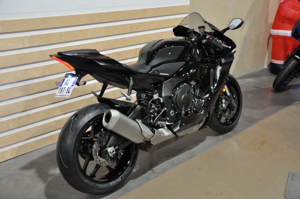 YAMAHA YZF 1000 R1 4