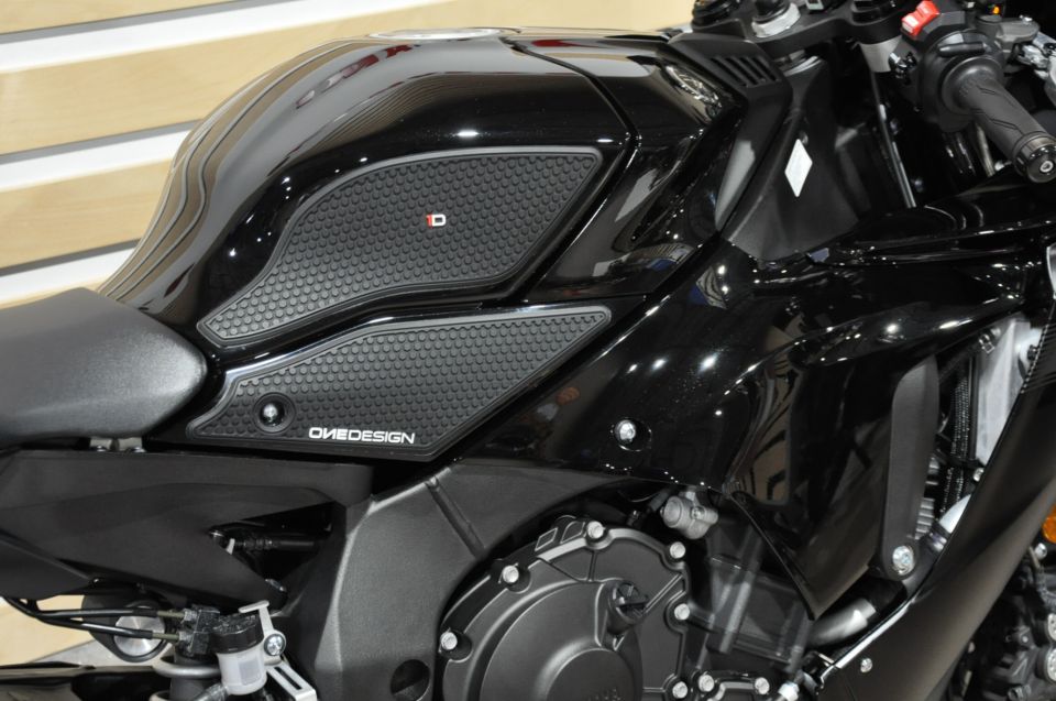 YAMAHA YZF 1000 R1 4