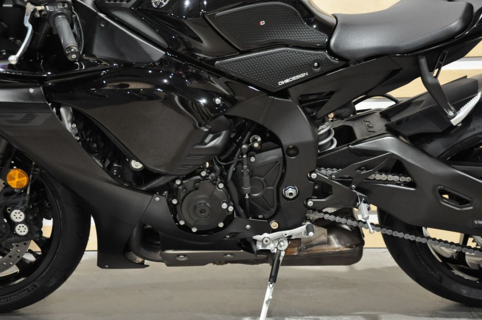 YAMAHA YZF 1000 R1 4