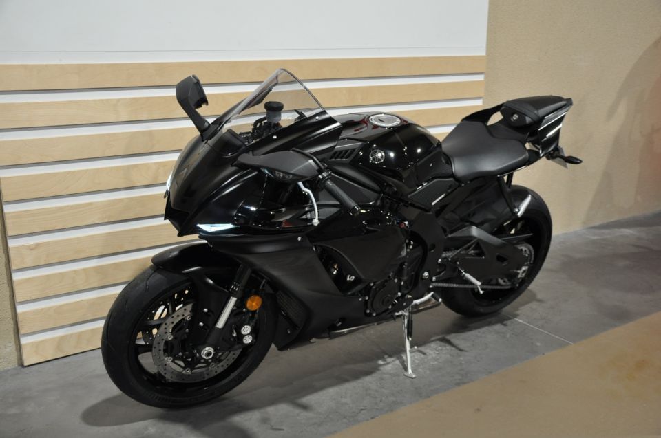 YAMAHA YZF 1000 R1 4