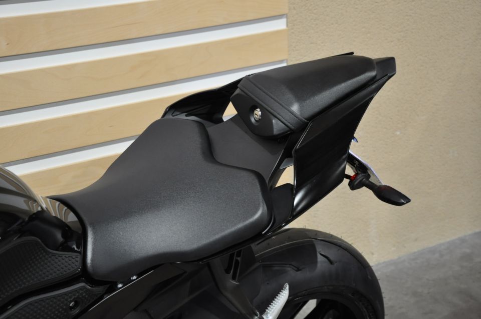 YAMAHA YZF 1000 R1 4