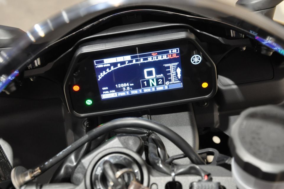 YAMAHA YZF 1000 R1 4
