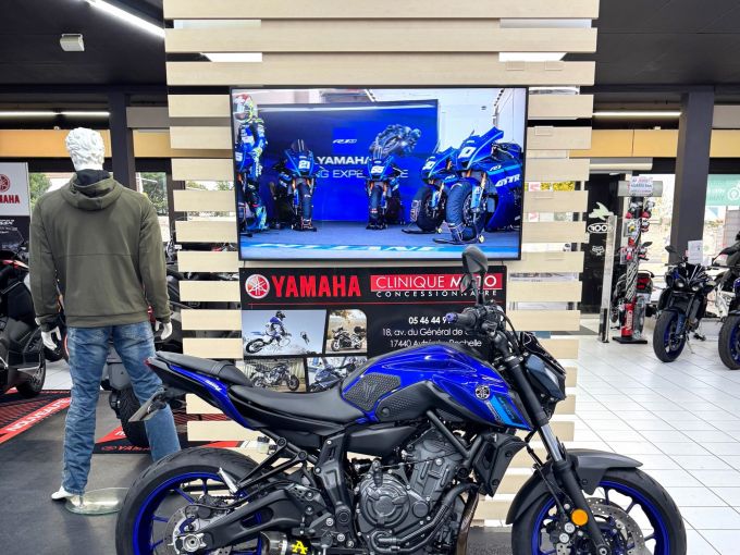 YAMAHA MT-07 4