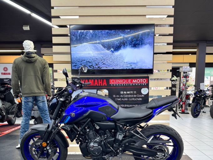 YAMAHA MT-07 4
