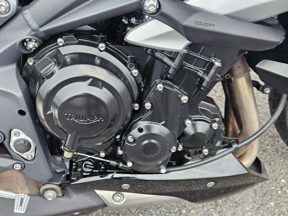 TRIUMPH STREET TRIPLE 675 4
