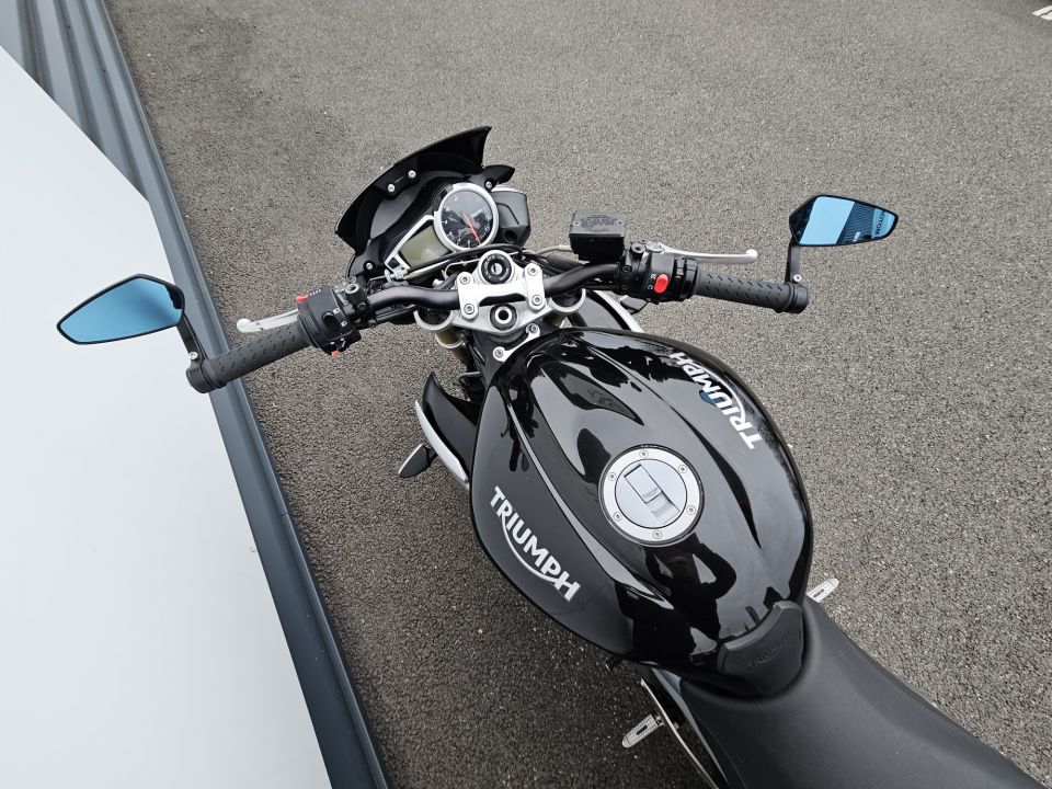 TRIUMPH STREET TRIPLE 675 4
