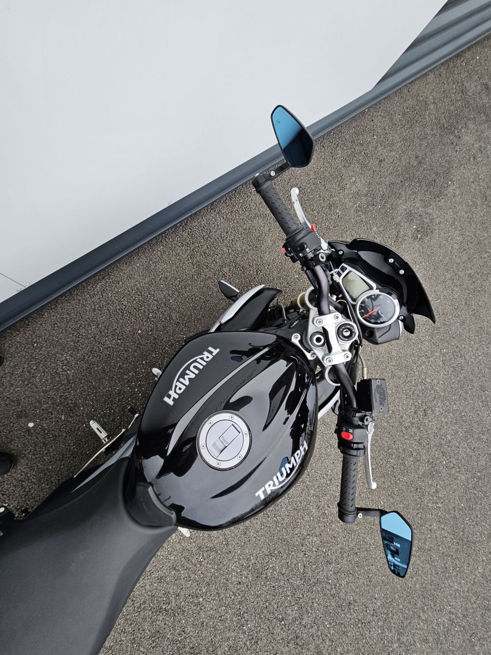 TRIUMPH STREET TRIPLE 675 4