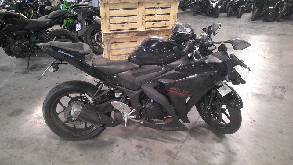 YAMAHA YZF-R3 4