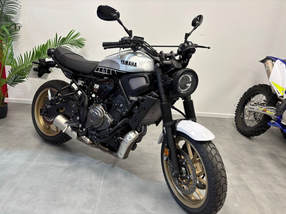YAMAHA XSR 700 LEGACY 4