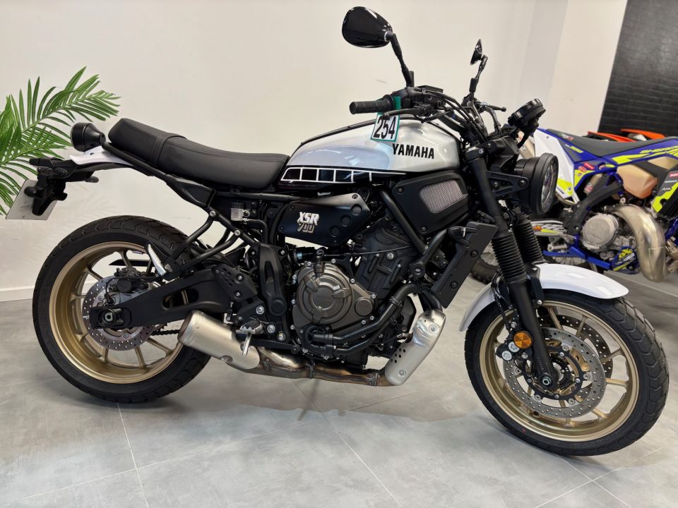 YAMAHA XSR 700 LEGACY 4