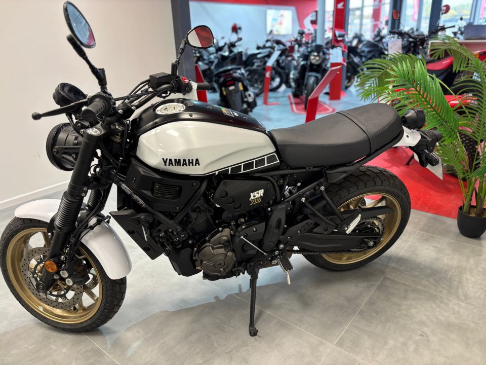 YAMAHA XSR 700 LEGACY 4
