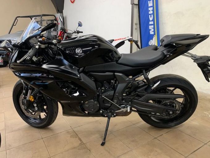 YAMAHA YZF-R7 4