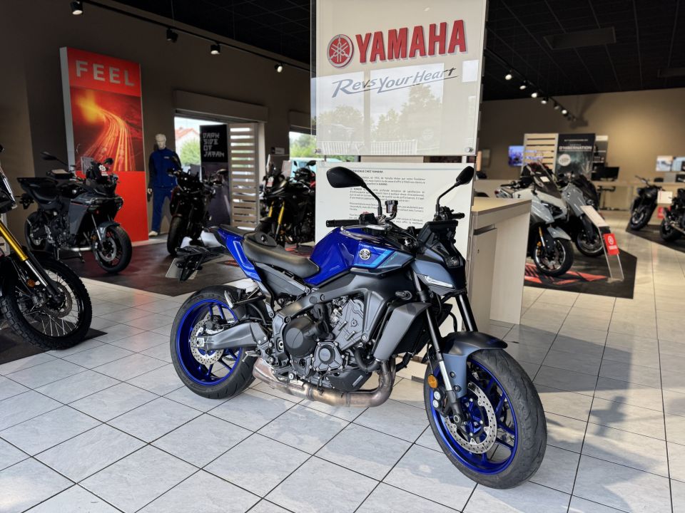 YAMAHA MT-09  Y-AMT 4