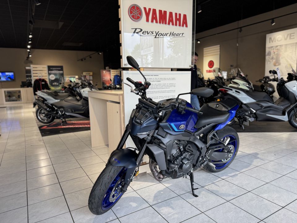 YAMAHA MT-09  Y-AMT 4