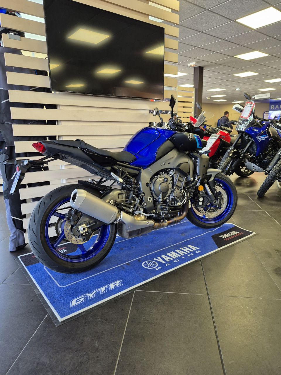 YAMAHA MT-10 4