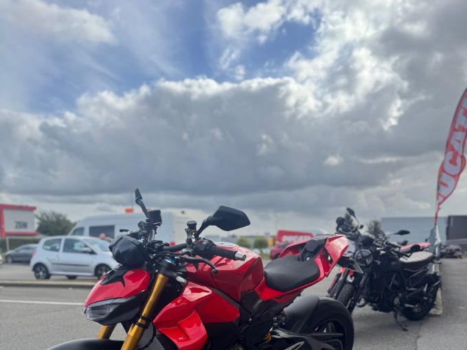 DUCATI STREETFIGHTER V4S 4
