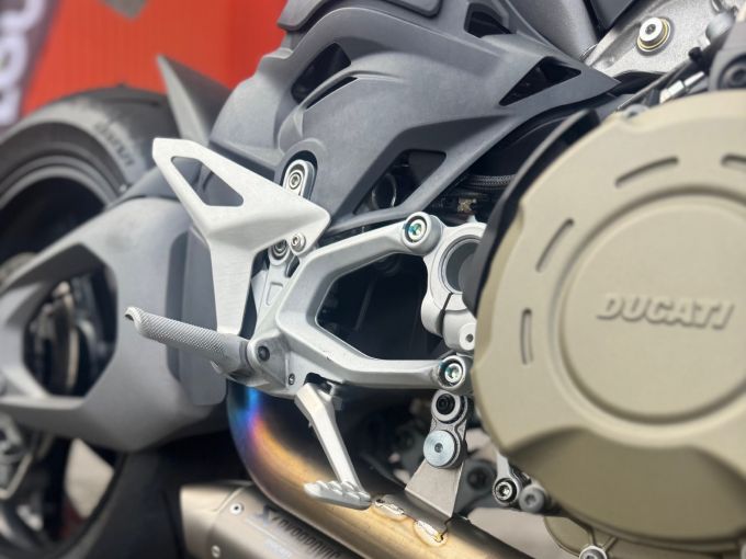 DUCATI STREETFIGHTER V4S 4