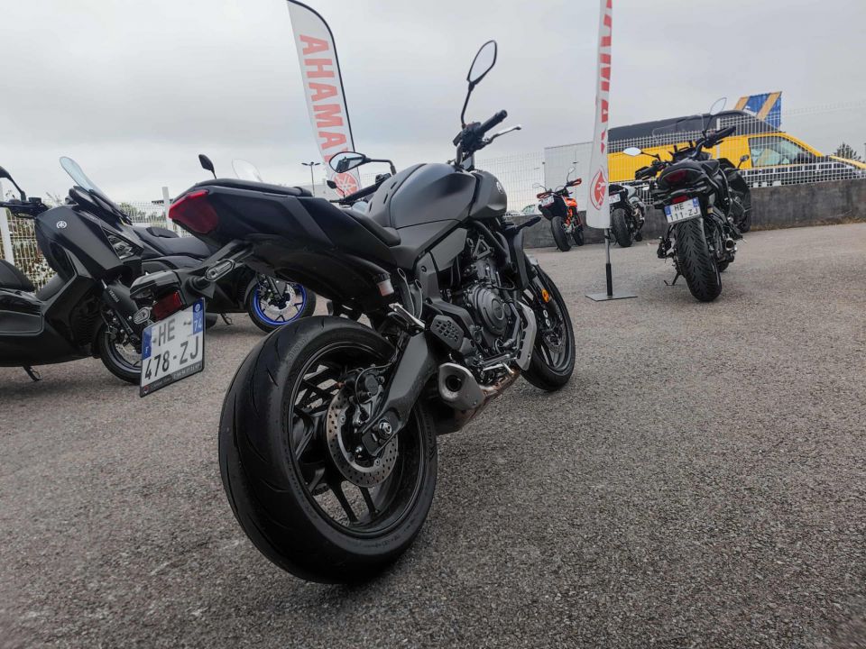 YAMAHA MT-07 4