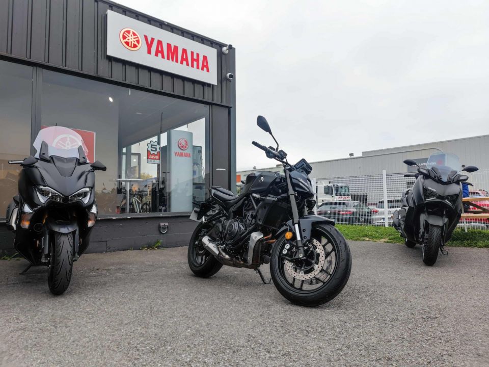 YAMAHA MT-07 4