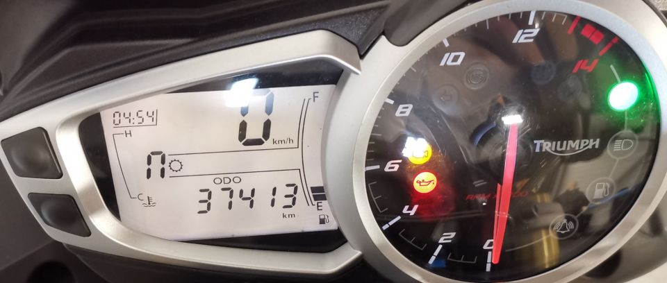 TRIUMPH STREET TRIPLE 675 4