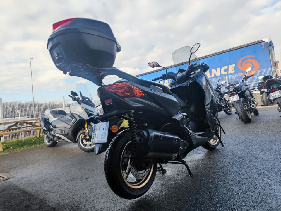 YAMAHA XMAX 300 Tech Max 4