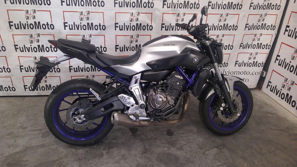 YAMAHA MT-07 4