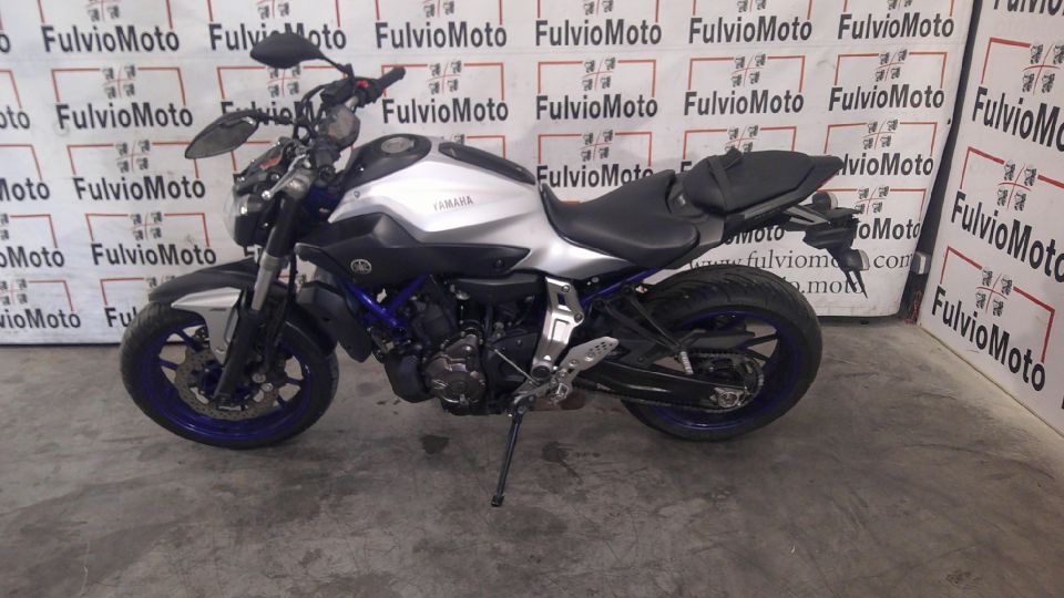 YAMAHA MT-07 4