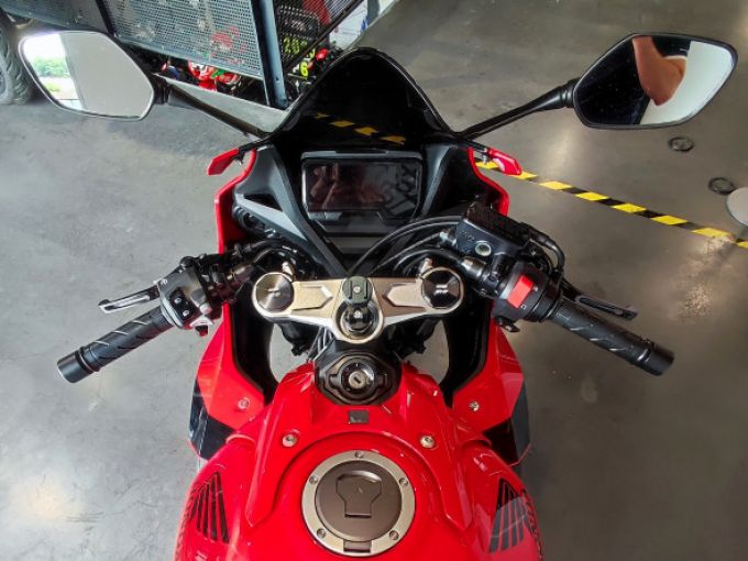 HONDA CBR650R 4
