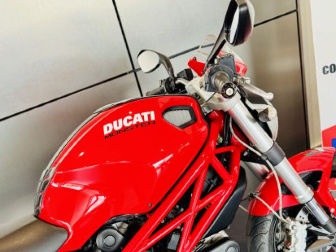 DUCATI MONSTER 696 + 4