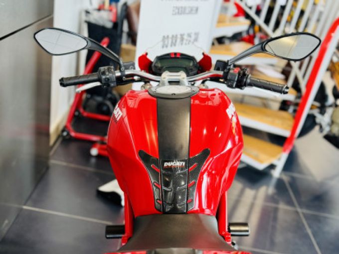 DUCATI MONSTER 696 + 4