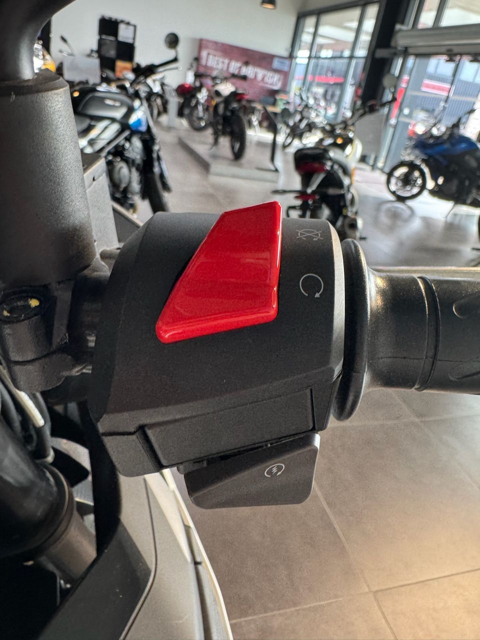 APRILIA TUONO 125 ABS 4