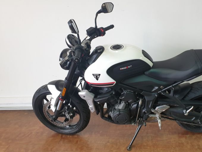 TRIUMPH TRIDENT 660 4
