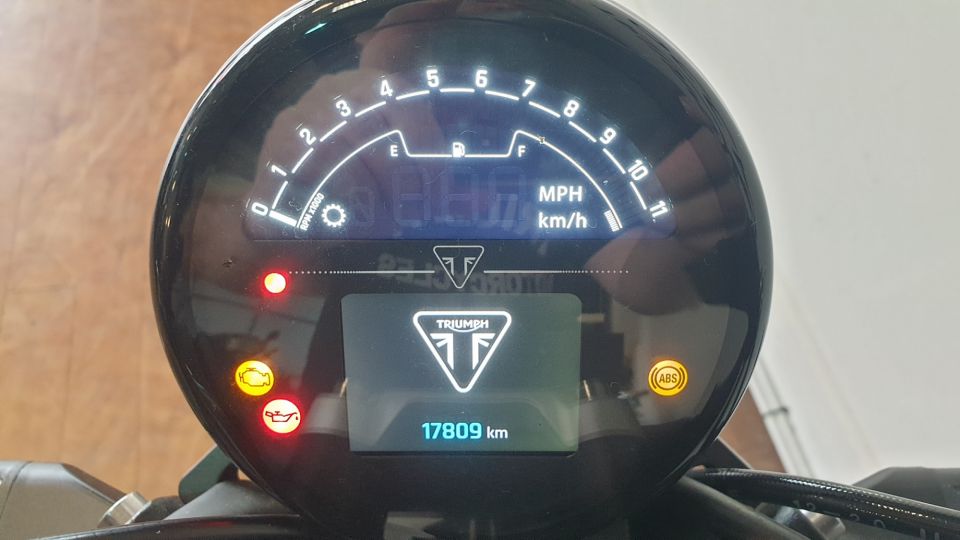 TRIUMPH TRIDENT 660 4