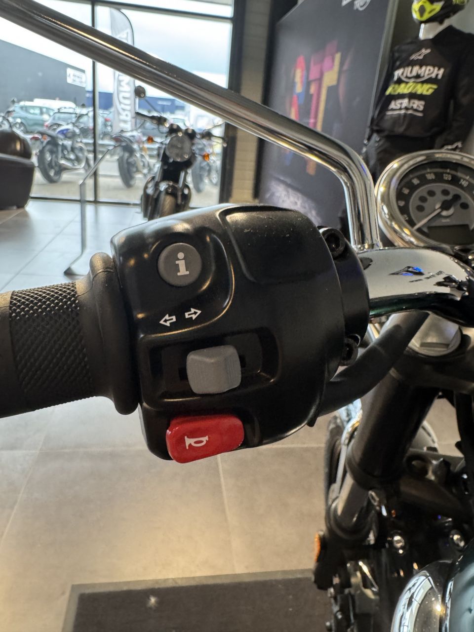 TRIUMPH BONNEVILLE T100 900 4