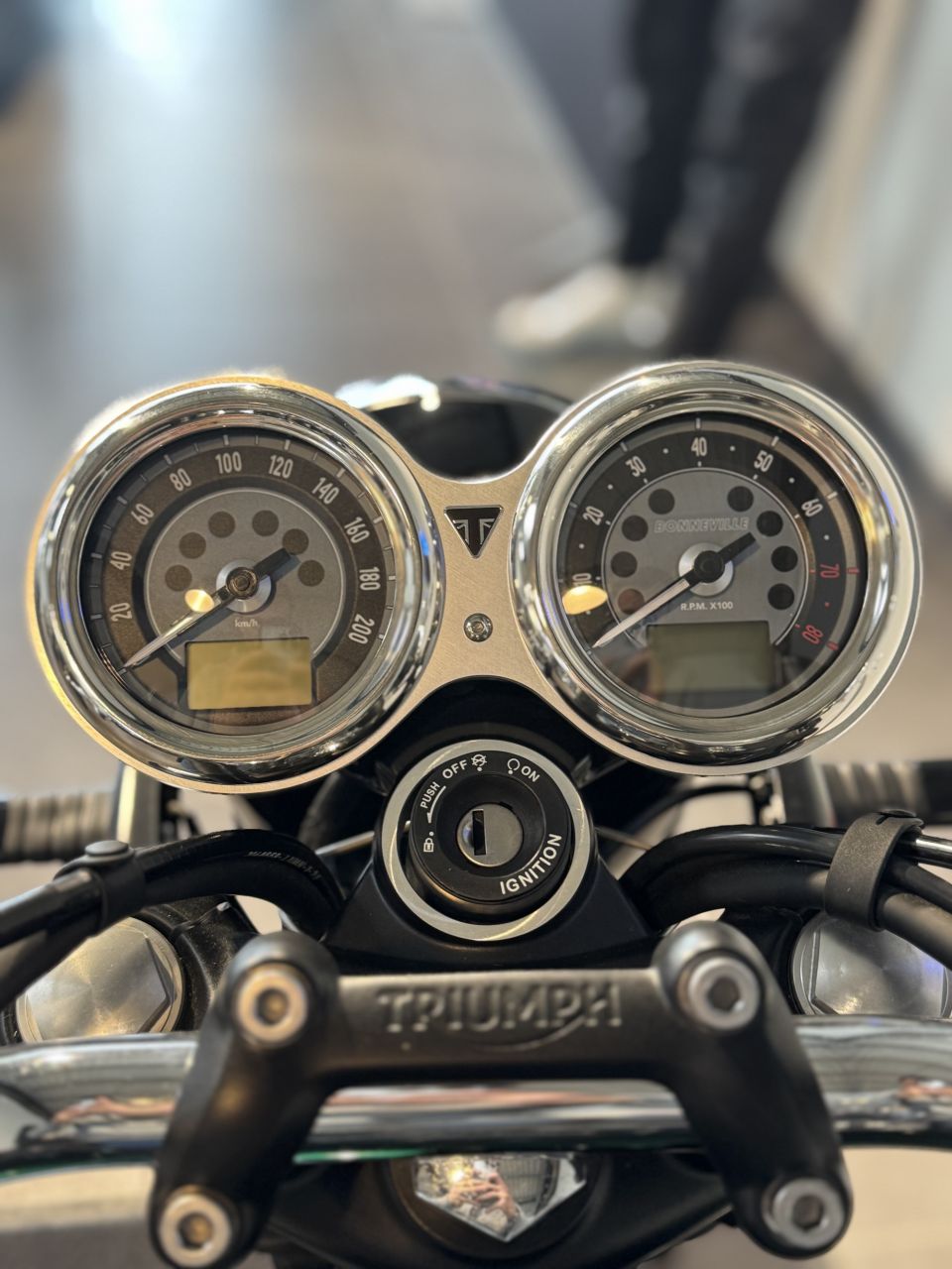 TRIUMPH BONNEVILLE T100 900 4