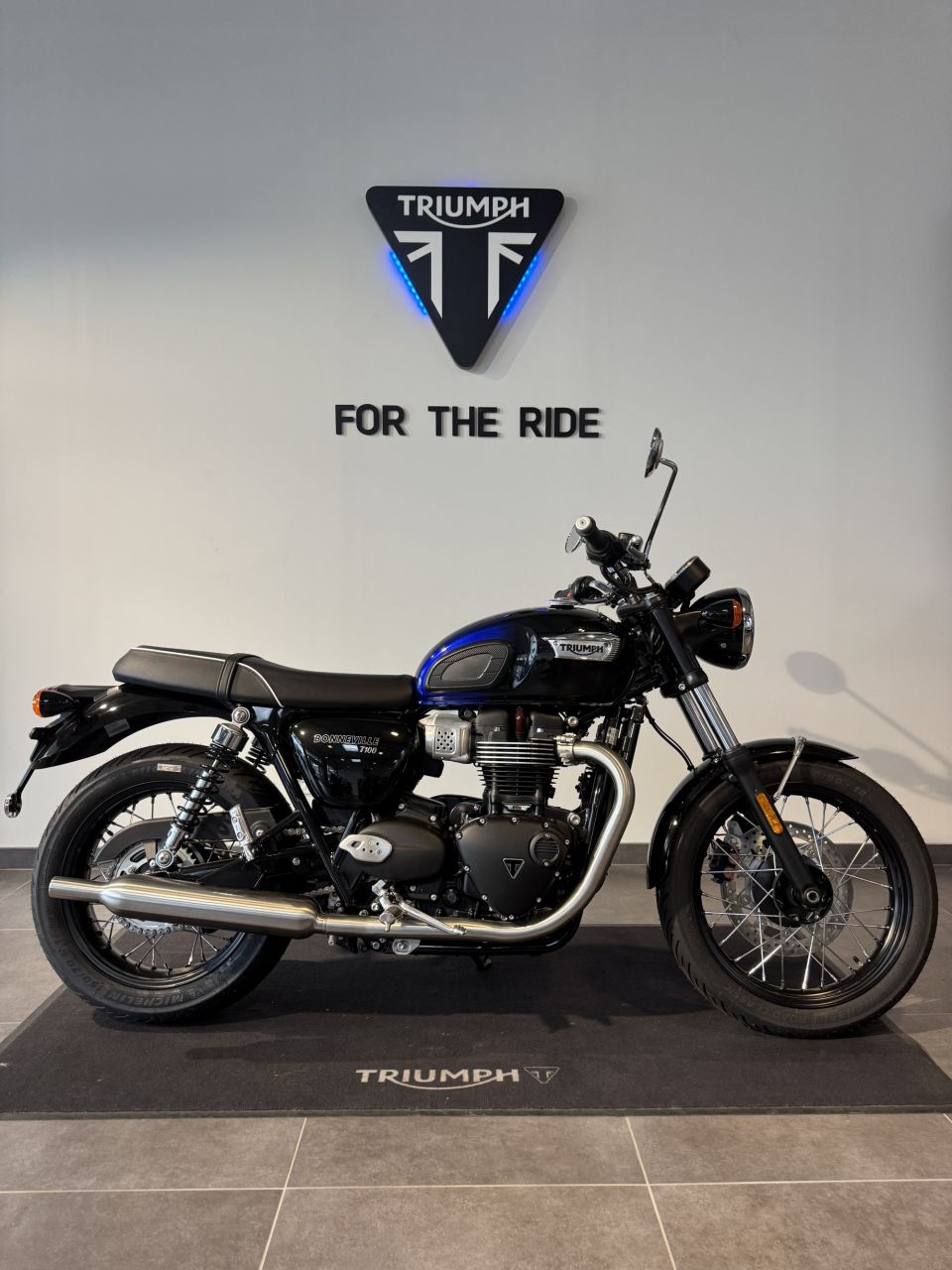 TRIUMPH BONNEVILLE T100 900 4